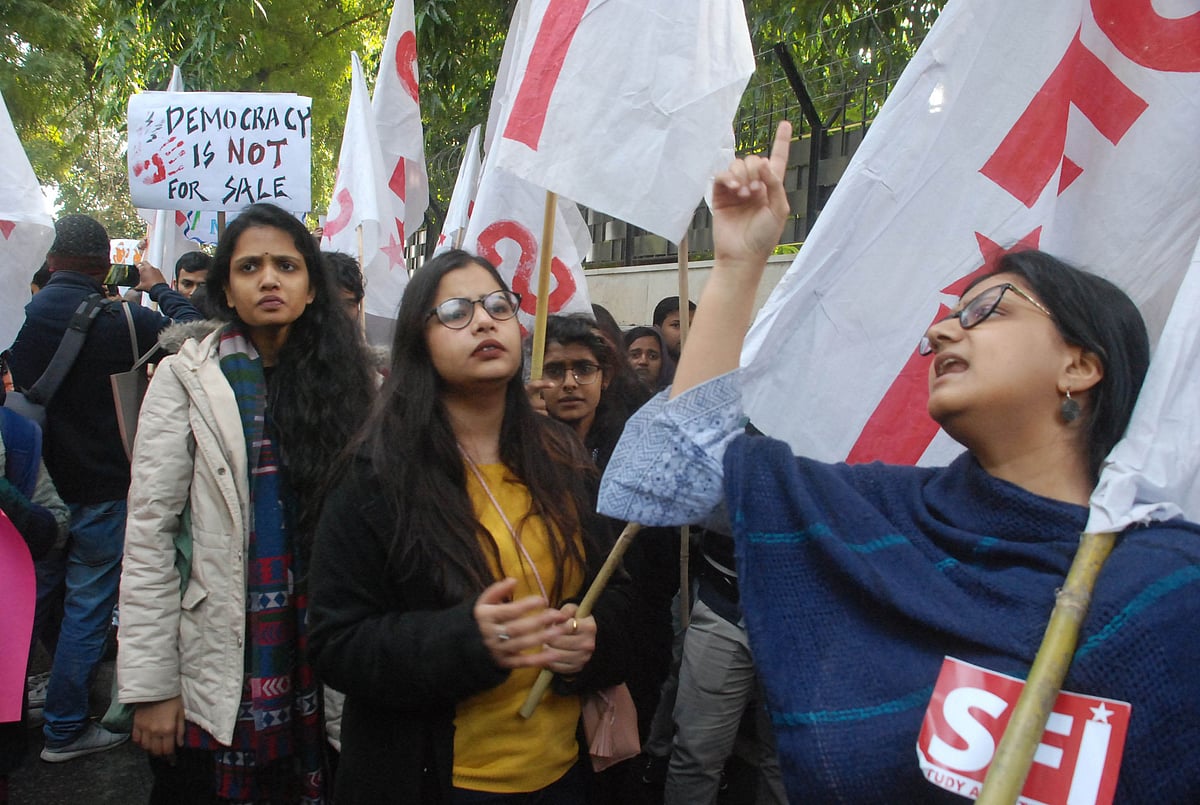 جے این یو حملے کے خلاف پُر امن مارچ پر پولیس کا لاٹھی چارج