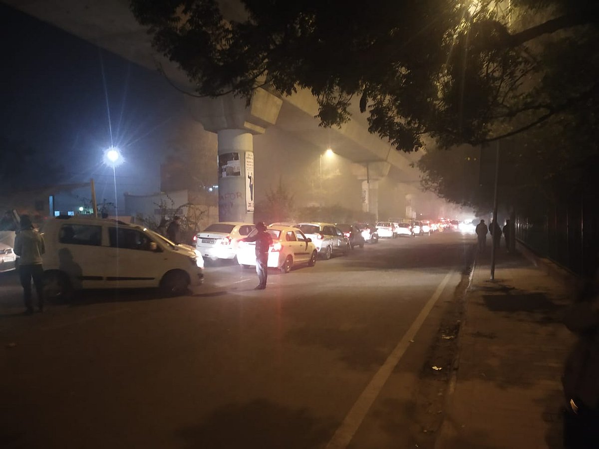 آزادی کی رات: جامعہ کے باہر ہزاروں لوگوں نے منفرد انداز میں کیا  نئے سال کا استقبال 