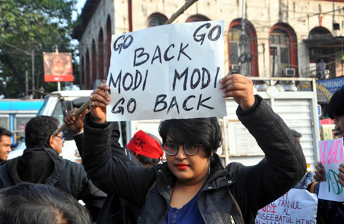 وزیر اعظم کا بنگال دورہ: ’گو بیک مودی‘ کے پوسٹروں کے ساتھ احتجاج