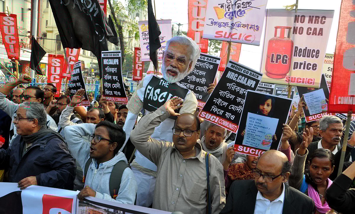 وزیر اعظم کا بنگال دورہ: ’گو بیک مودی‘ کے پوسٹروں کے ساتھ احتجاج