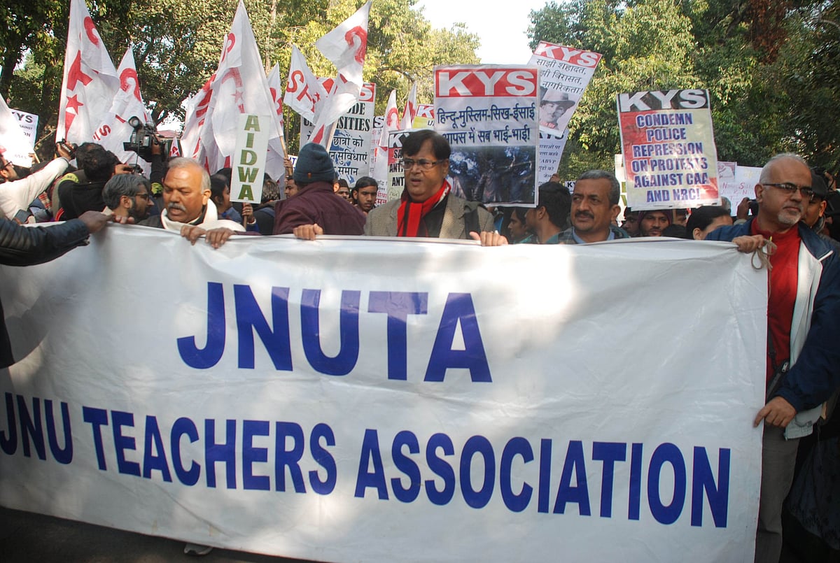 جے این یو حملے کے خلاف پُر امن مارچ پر پولیس کا لاٹھی چارج