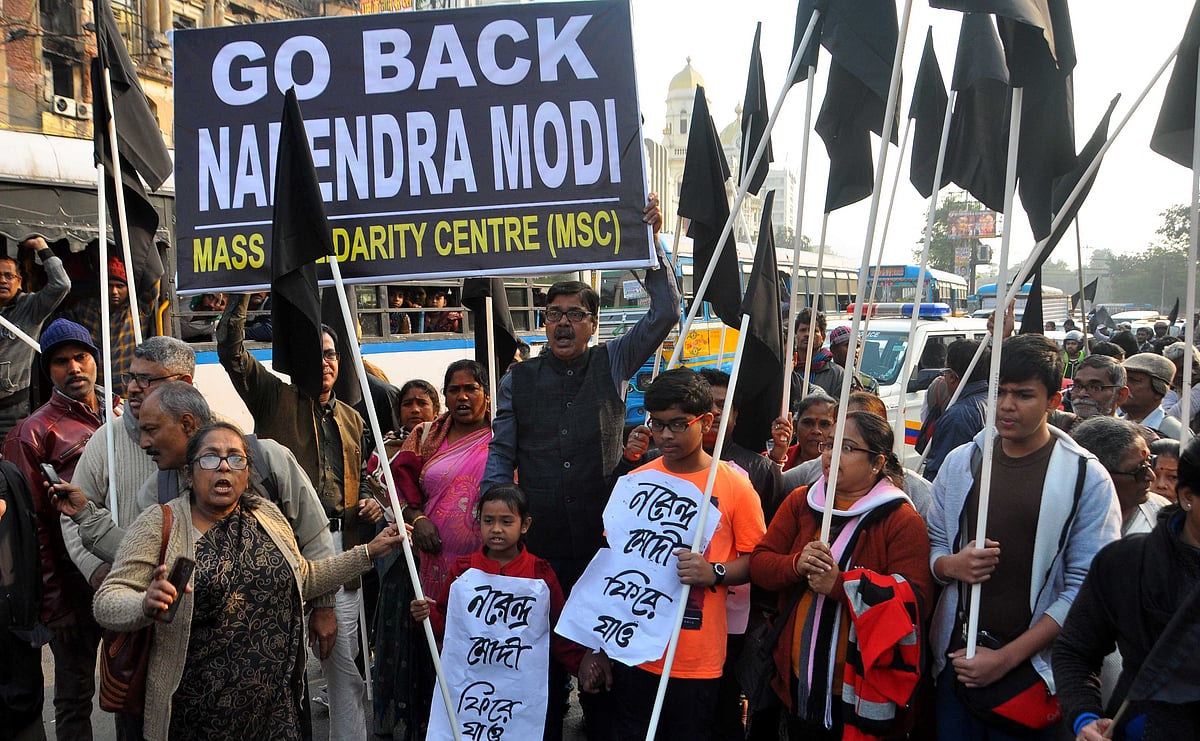 وزیر اعظم کا بنگال دورہ: ’گو بیک مودی‘ کے پوسٹروں کے ساتھ احتجاج
