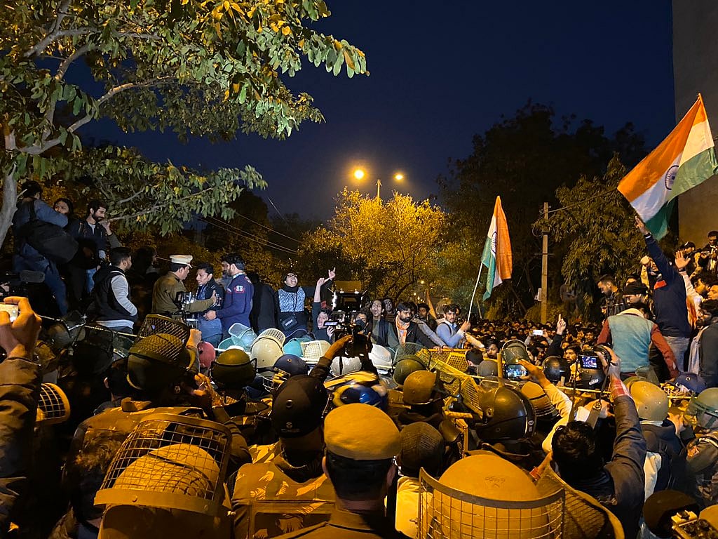 جامعہ: فائرنگ کے بعد مظاہرے میں شدت، بھاری تعداد میں پولیس فورس تعینات