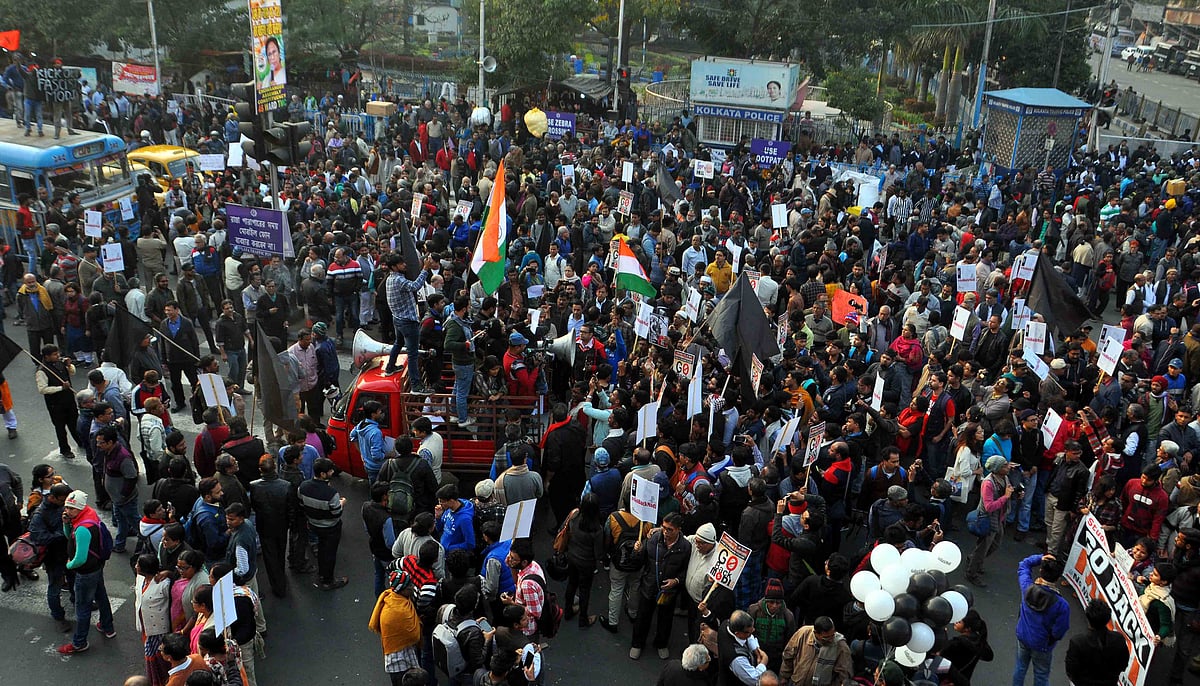 وزیر اعظم کا بنگال دورہ: ’گو بیک مودی‘ کے پوسٹروں کے ساتھ احتجاج