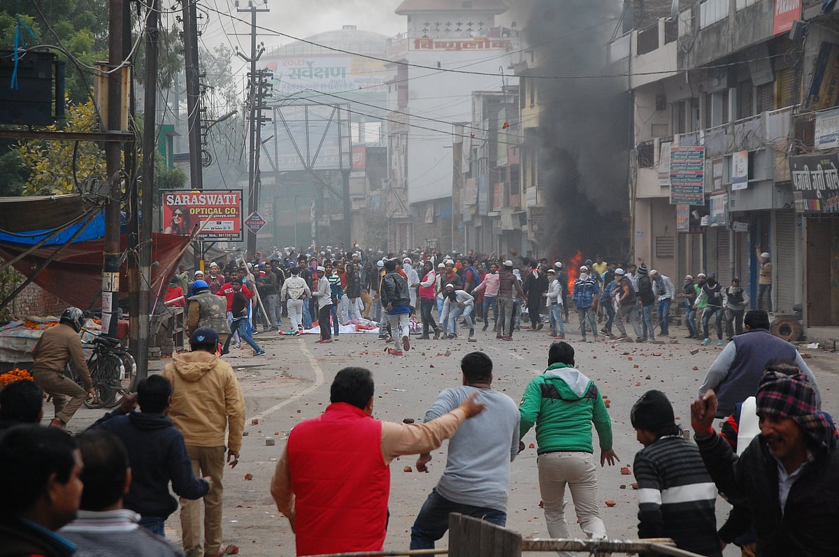 یو پی میں مظاہرین پر تشدد کرنے والے ’پُر اسرار‘ لوگ، ’پولیس مِتر‘ یا بھگوا غنڈے!