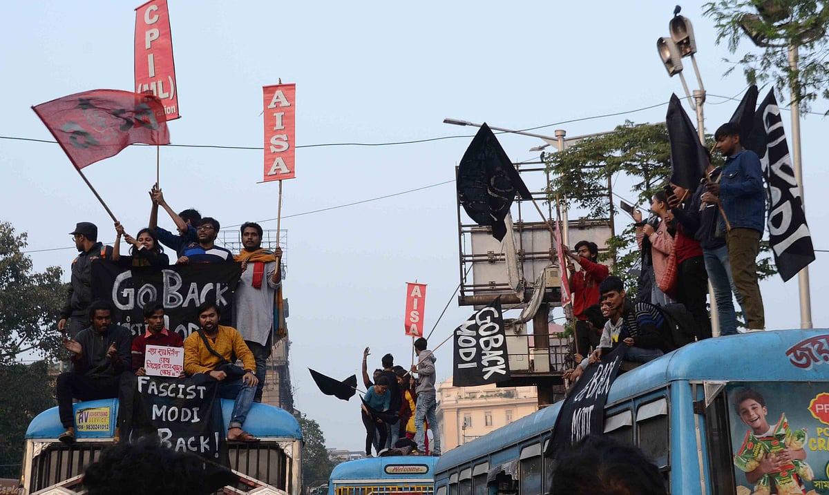 وزیر اعظم کا بنگال دورہ: ’گو بیک مودی‘ کے پوسٹروں کے ساتھ احتجاج