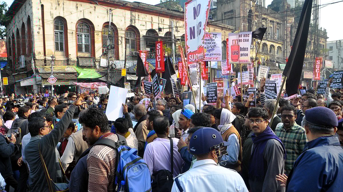 وزیر اعظم کا بنگال دورہ: ’گو بیک مودی‘ کے پوسٹروں کے ساتھ احتجاج