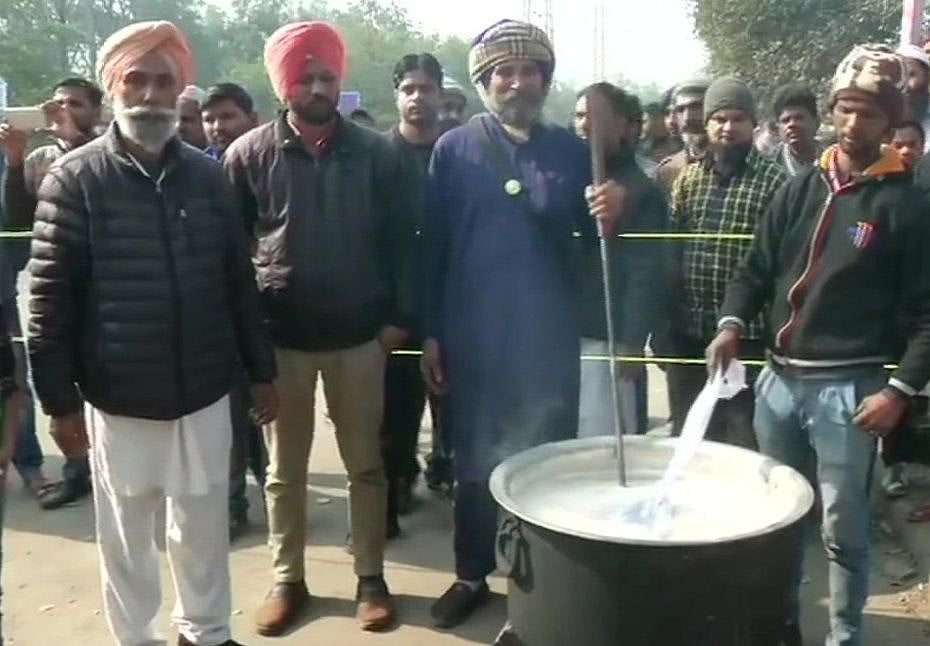 شاہین باغ: مظاہرین کی حمایت کرنے پہنچے سینکڑوں سکھ، خواتین نے اپنے ہاتھوں سے بنایا ’لنگر‘