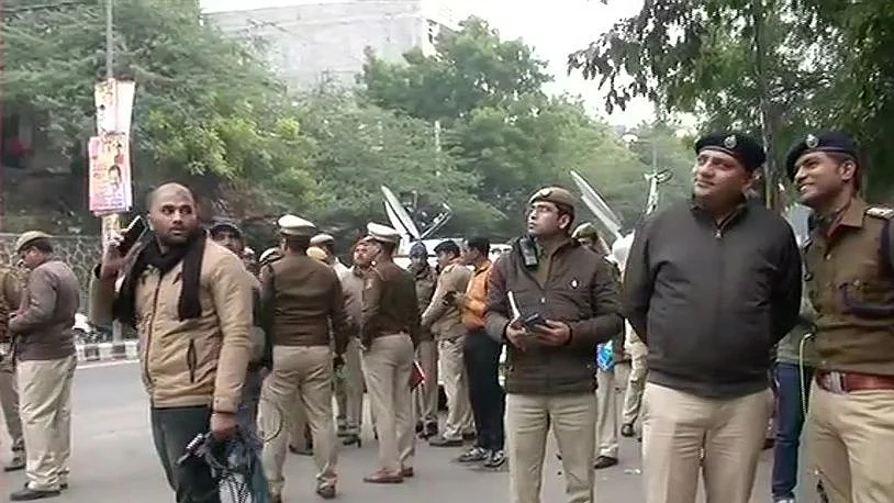 جے این یو کے باہر پولس کا سخت پہرہ