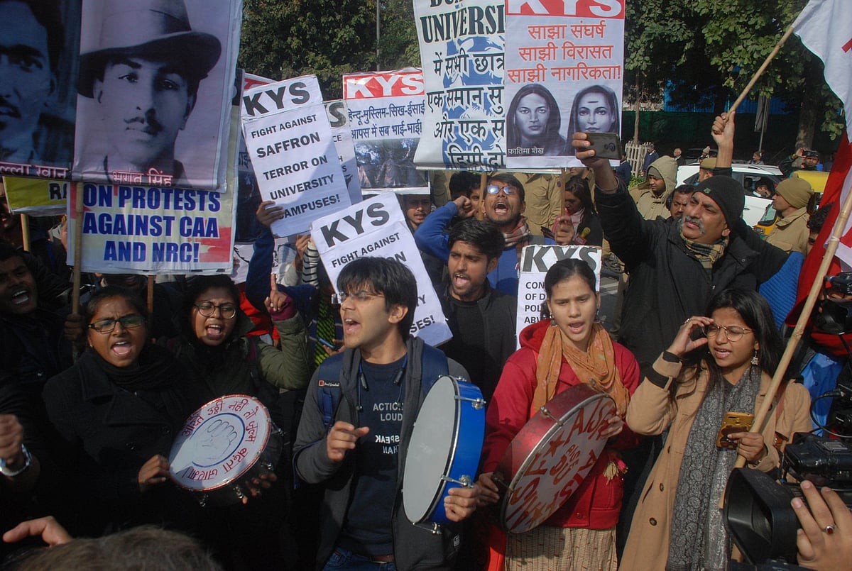 جے این یو حملے کے خلاف پُر امن مارچ پر پولیس کا لاٹھی چارج