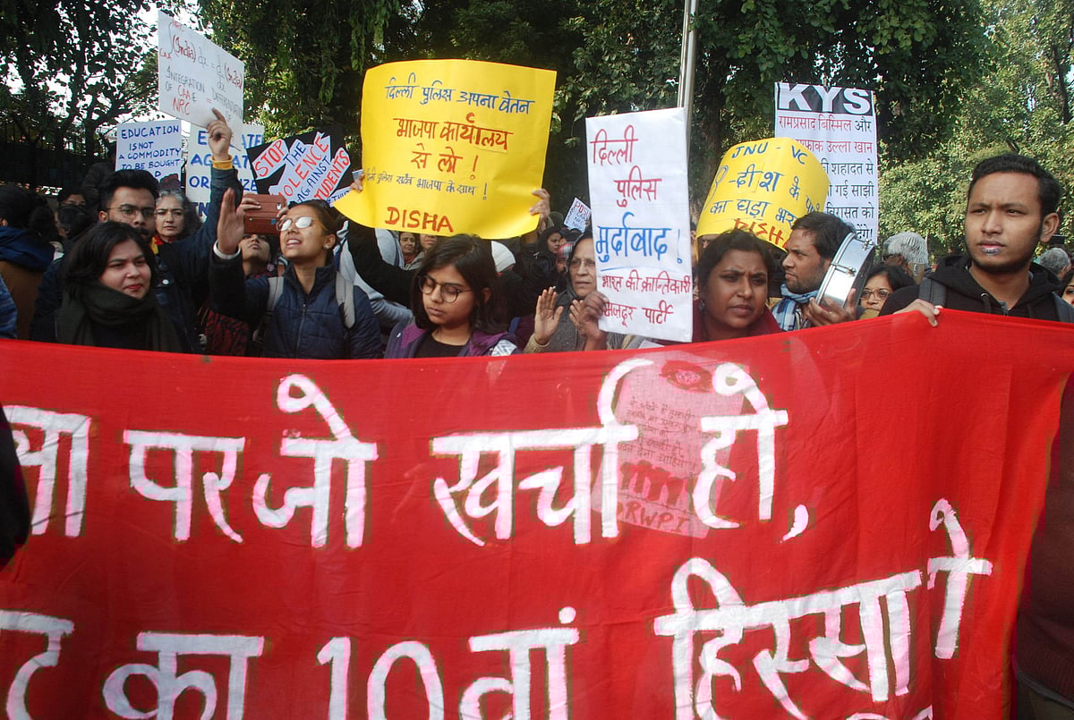 جے این یو حملے کے خلاف پُر امن مارچ پر پولیس کا لاٹھی چارج