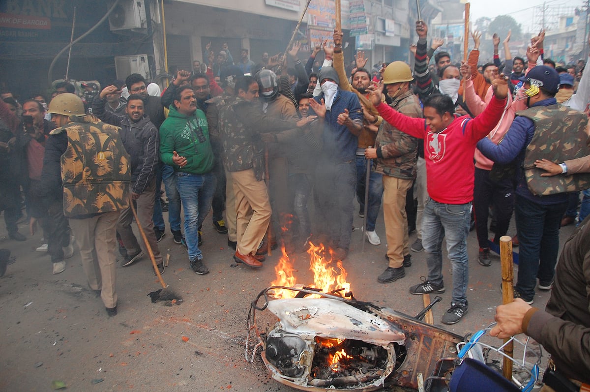 یو پی میں مظاہرین پر تشدد کرنے والے ’پُر اسرار‘ لوگ، ’پولیس مِتر‘ یا بھگوا غنڈے!