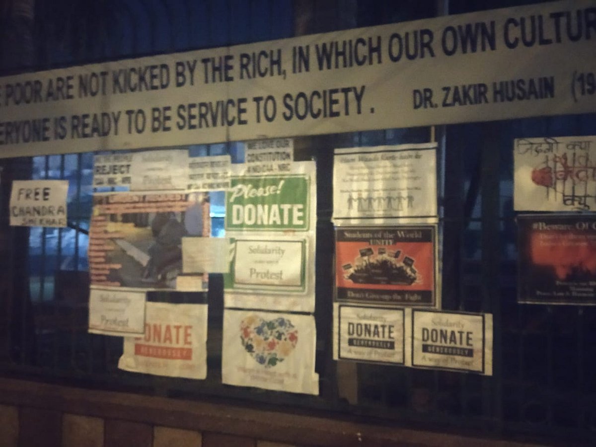 آزادی کی رات: جامعہ کے باہر ہزاروں لوگوں نے منفرد انداز میں کیا  نئے سال کا استقبال 