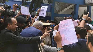 کلکتہ یونیورسٹی کی تقریب میں پہنچے گورنر کے خلاف نعرہ بازی، بغیر شرکت واپس