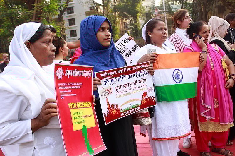 مہاراشٹر واقع ممبئی کے اگست کرانتی مارگ میں شہریت قانون کے خلاف خواتین کا مظاہرہ