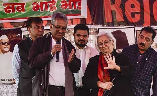 ’ہم نے انگریز بھگا دئے تو مودی-شاہ کیا چیز ہیں‘ مذاکرات کاروں کے سامنے دبنگ دادیوں کا بیان