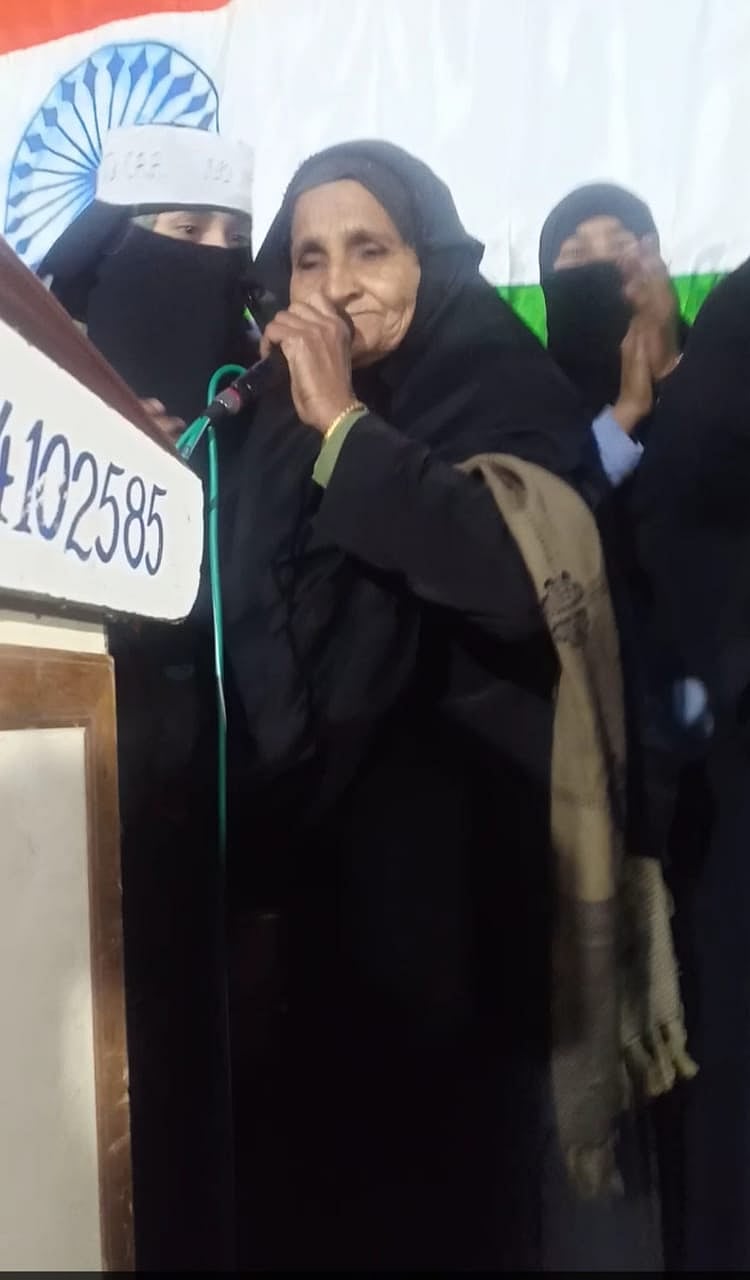 ’گلا خراب ہوتا ہے تو ہو جائے، مستقبل خراب نہیں ہونے دیں گی‘ نعرےباز انقلابی خواتین