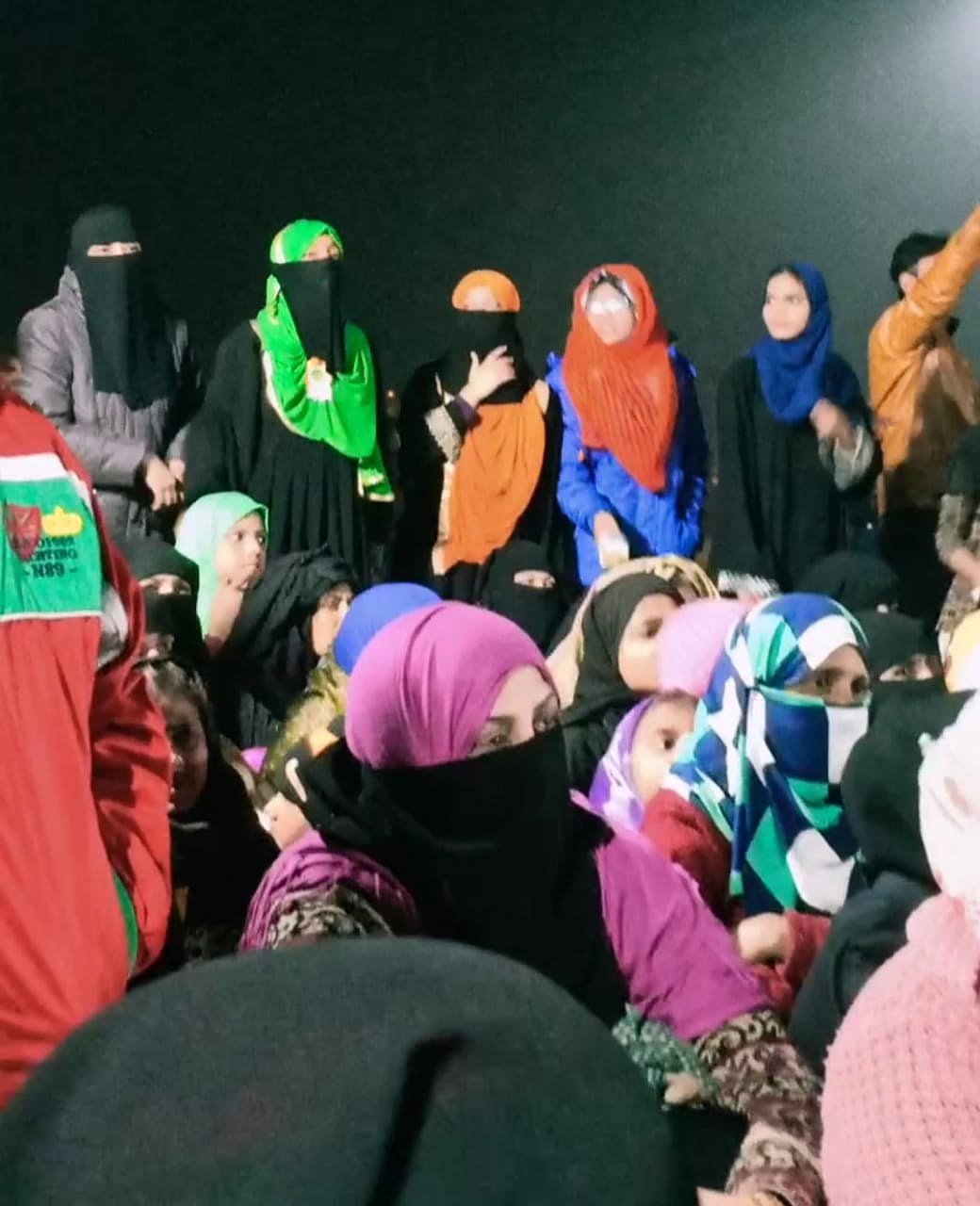 ’گلا خراب ہوتا ہے تو ہو جائے، مستقبل خراب نہیں ہونے دیں گی‘ نعرےباز انقلابی خواتین