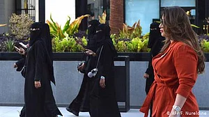 خوش ہوں کہ سگریٹ پینے کا انتخاب کر سکتی ہوں، سعودی خاتون