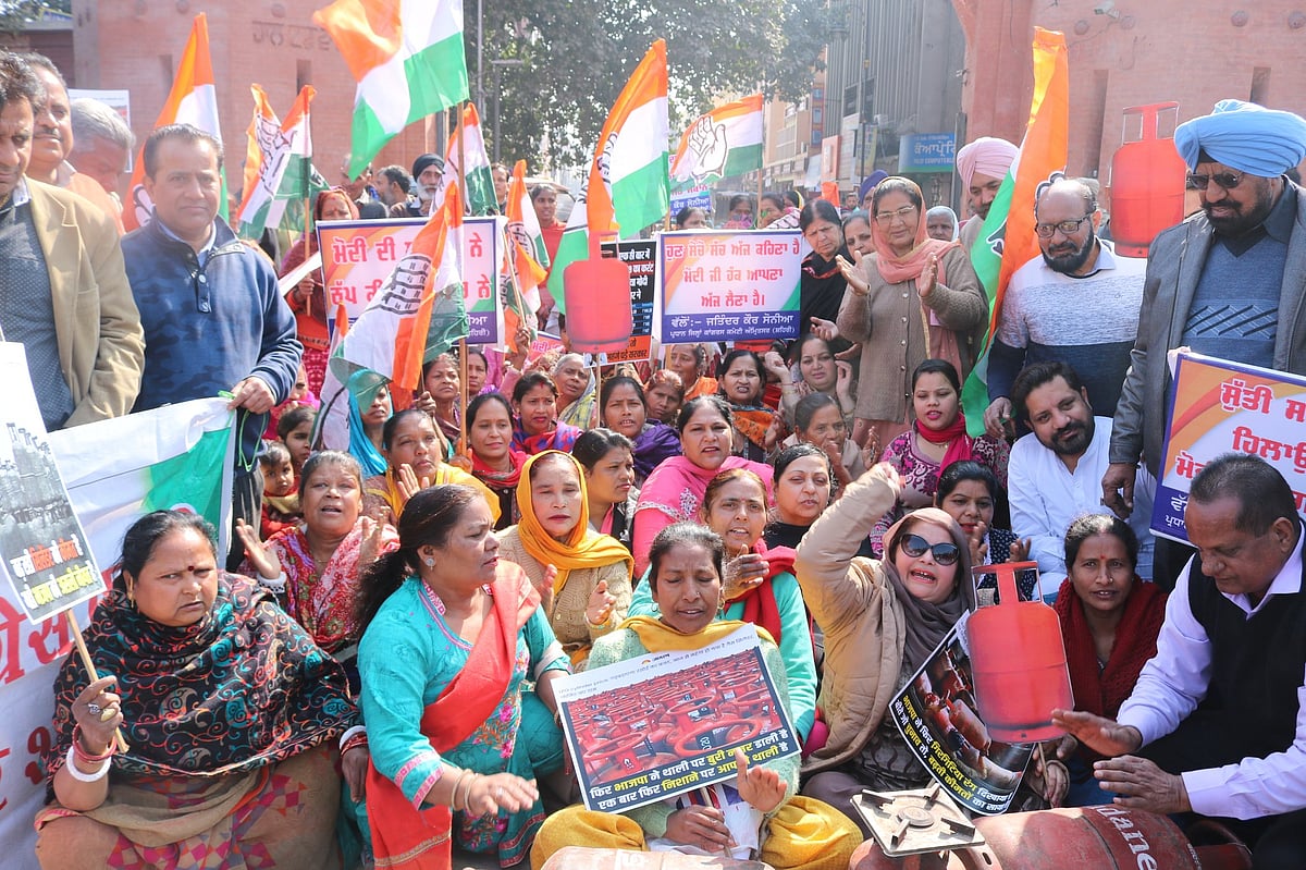 رسوئی گیس کی اضافی شرح کے خلاف ’مہیلا کانگریس‘ کا مظاہرہ