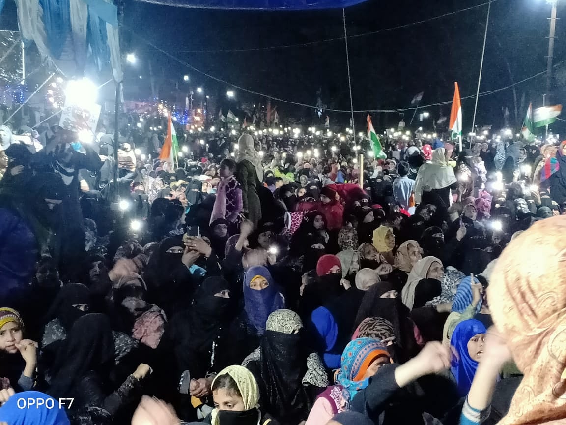 ’گلا خراب ہوتا ہے تو ہو جائے، مستقبل خراب نہیں ہونے دیں گی‘ نعرےباز انقلابی خواتین