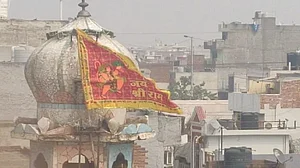 دہلی تشدد: مسجد پر لہرایا گیا بھگوا جھنڈا، پولیس نے 24 گھنٹے بعد بھی نہیں اتارا!
