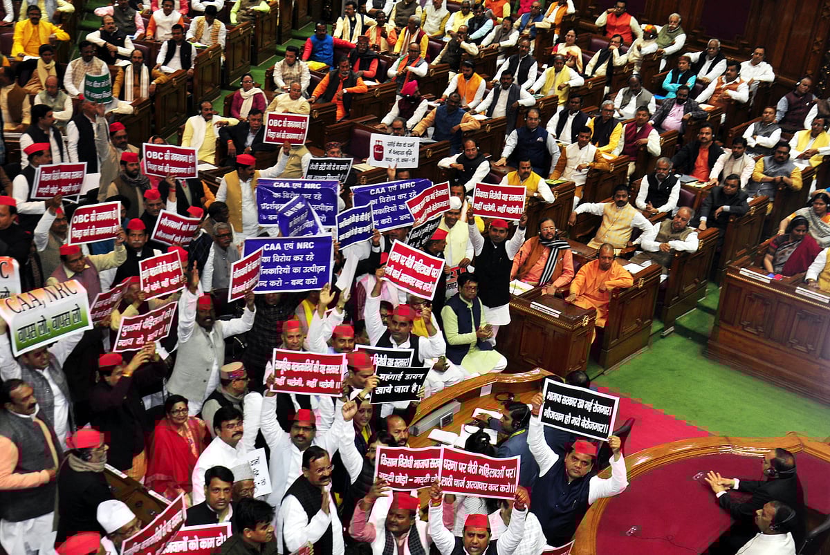 یوپی اسمبلی: بجٹ سیشن کے دوران اپوزیشن کا ہنگامہ، سی اے اے اور مہنگائی کے خلاف نعرے بازی