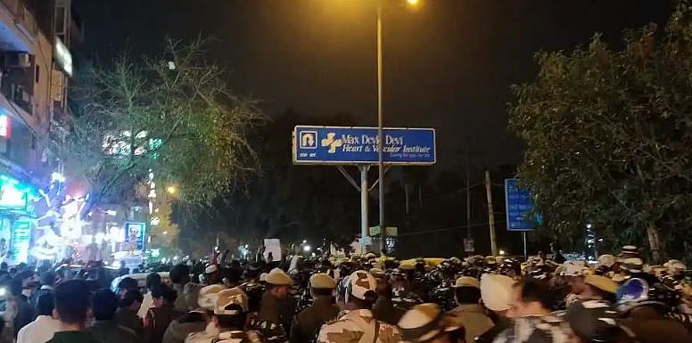 دہلی: حوض رانی میں سی اے اے مخالف مارچ پر پولس لاٹھی چارج سے بھگدڑ، درجنوں زخمی