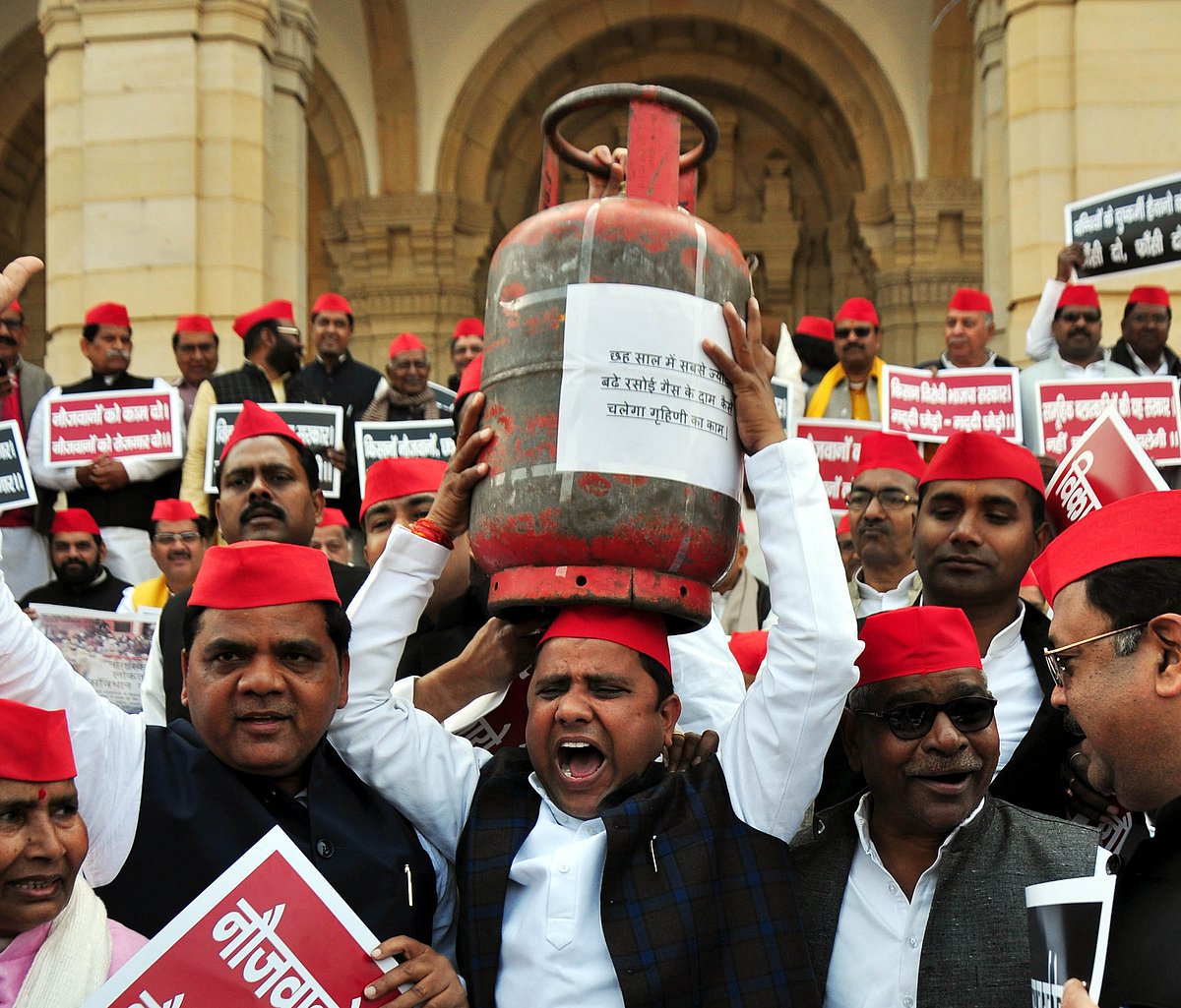 یوپی اسمبلی: بجٹ سیشن کے دوران اپوزیشن کا ہنگامہ، سی اے اے اور مہنگائی کے خلاف نعرے بازی
