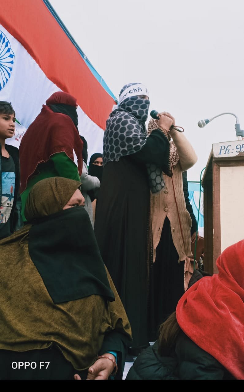 ’گلا خراب ہوتا ہے تو ہو جائے، مستقبل خراب نہیں ہونے دیں گی‘ نعرےباز انقلابی خواتین