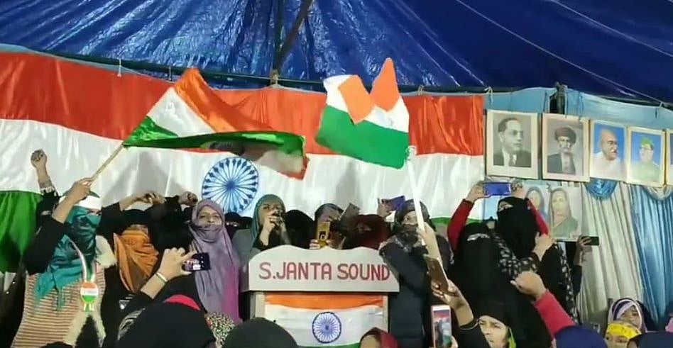 ’گلا خراب ہوتا ہے تو ہو جائے، مستقبل خراب نہیں ہونے دیں گی‘ نعرےباز انقلابی خواتین