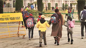 کشمیر: تعلیمی اداروں کے معائنہ کار مارچ کے بعد کہاں جاتے ہیں؟