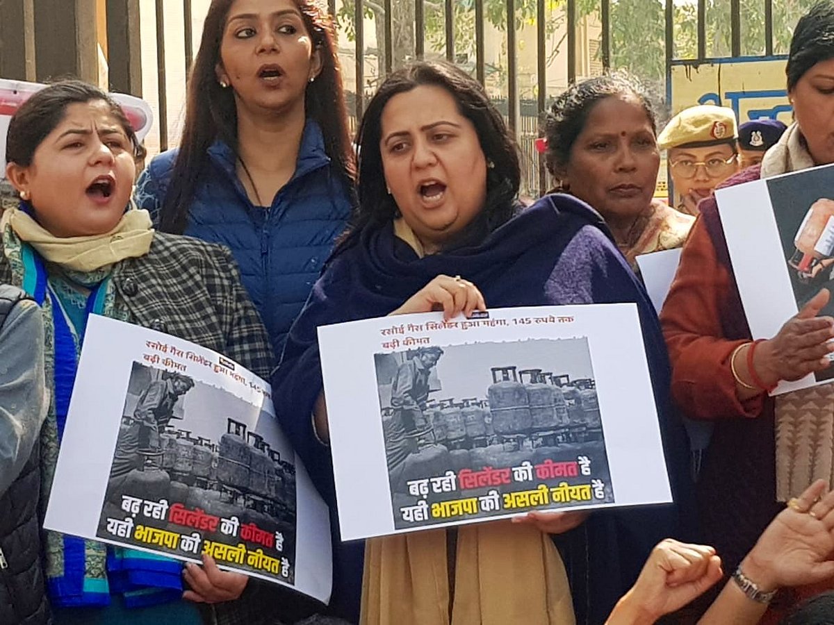 رسوئی گیس کی اضافی شرح کے خلاف ’مہیلا کانگریس‘ کا مظاہرہ