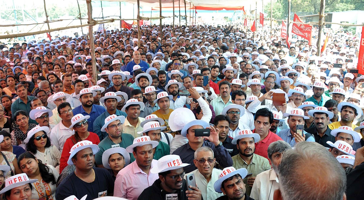 عام بجٹ پیش کرنے کے درمیان ملک گیر بینک ہڑتال، مودی کے دور حکومت میں تاریخ رقم