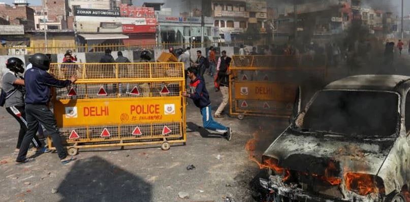 دہلی تشدد: مسلم فیملی کا گھر جلانے پر آمادہ بھیڑ کے سامنے کھڑے ہو گئے بی جے پی کونسلر