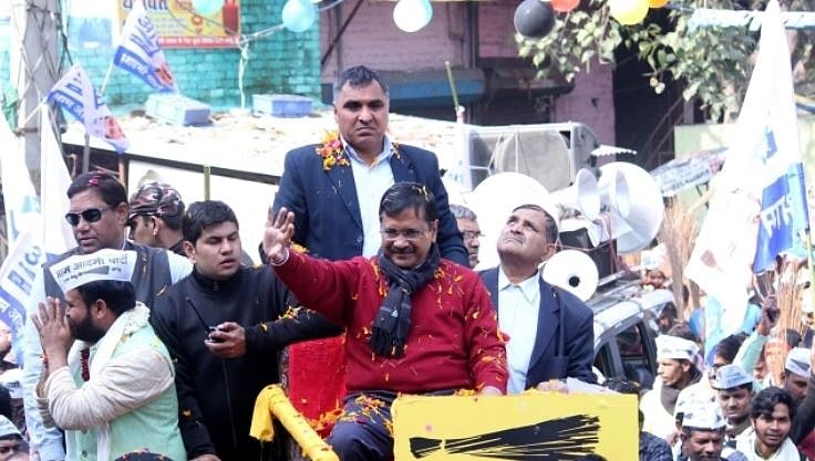 دہلی الیکشن: روڈ شو کے دوران ناراض لوگوں نے کیجریوال پر پھینکے پمفلٹ، پوچھے کئی سوال