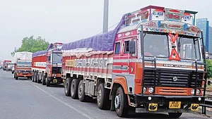 کورونا: ملک میں لاک ڈاؤن کے بعد ٹرانسپورٹ سروسز بند، اشیائے ضروریہ کی سپلائی متاثر