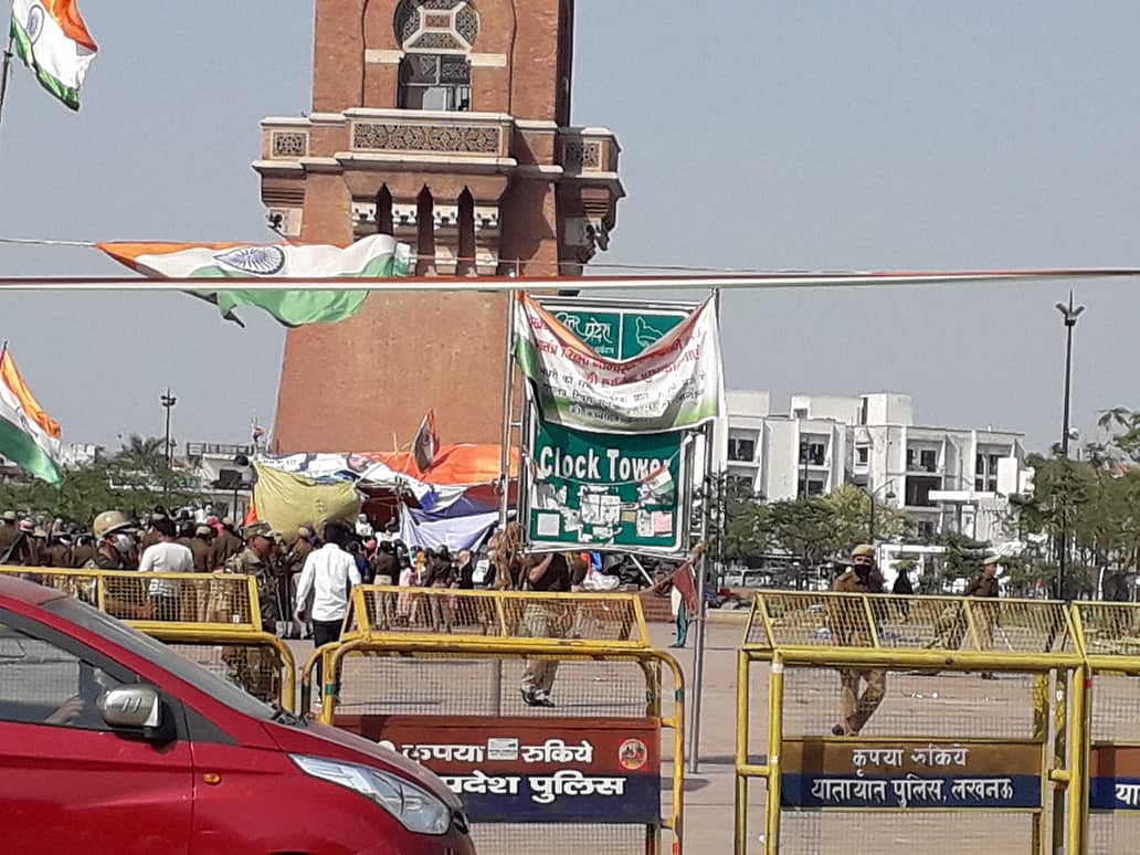 بڑی تعداد میں پولس ’گھنٹہ گھر‘ پہنچی، مظاہرہ ختم کرانے کی کوشش، خواتین کے ساتھ بدسلوکی