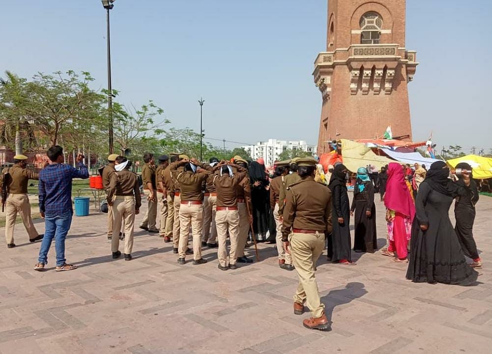 بڑی تعداد میں پولس ’گھنٹہ گھر‘ پہنچی، مظاہرہ ختم کرانے کی کوشش، خواتین کے ساتھ بدسلوکی