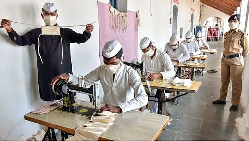 کورونا وائرس: ماسک کی کمی دور کرنے کے لیے بارہ بنکی جیل کے قیدی کر رہے خوب محنت