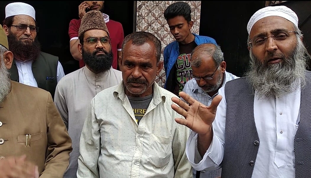 کھجوری میں بی ایس ایف کے جوان محمد انیس کے والد محمد منیس درمیان میں دیکھے جا سکتے ہیں