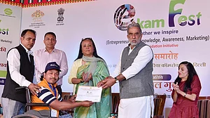 معذور دستکاروں اور کاروباریوں کو ایوارڈ سے نوازا گیا