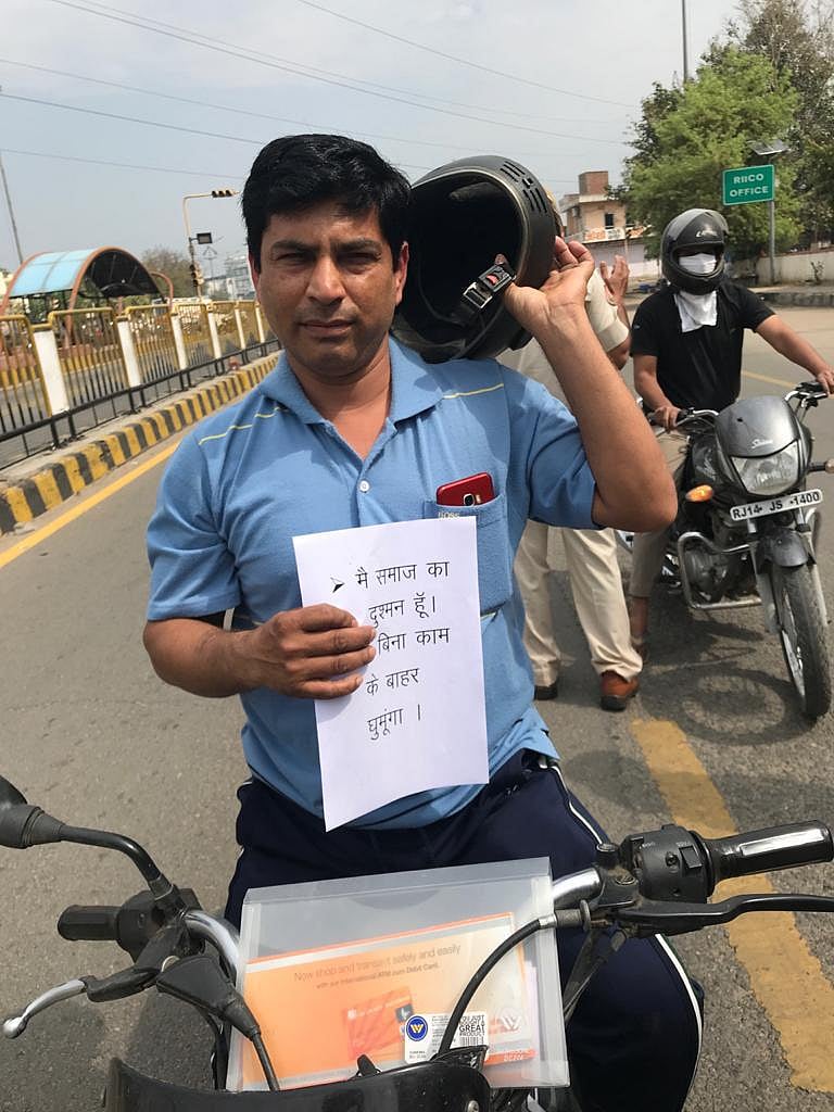 لاک ڈاؤن کی خلاف ورزی: کئی مقامات پر لوگوں کو ملی دلچسپ سزا، دیکھیں تصویریں...