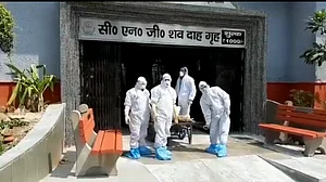 دہلی: کورونا سے جان گنوانے والی خاتون کی آخری رسومات حکام کی مداخلت کے بعد ادا