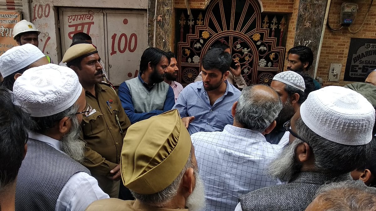 ایس ڈی ایم گورو یادو جمعیۃ علماء کے اراکین سے متاثرہ لوگوں کے مسائل پر گفتگو کرتے ہوئے