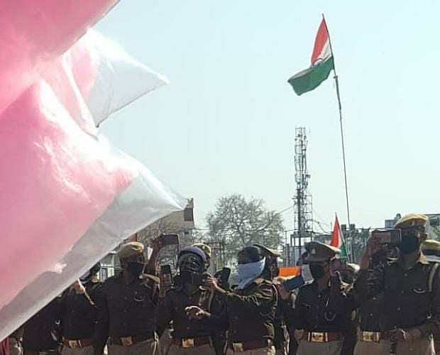 بڑی تعداد میں پولس ’گھنٹہ گھر‘ پہنچی، مظاہرہ ختم کرانے کی کوشش، خواتین کے ساتھ بدسلوکی