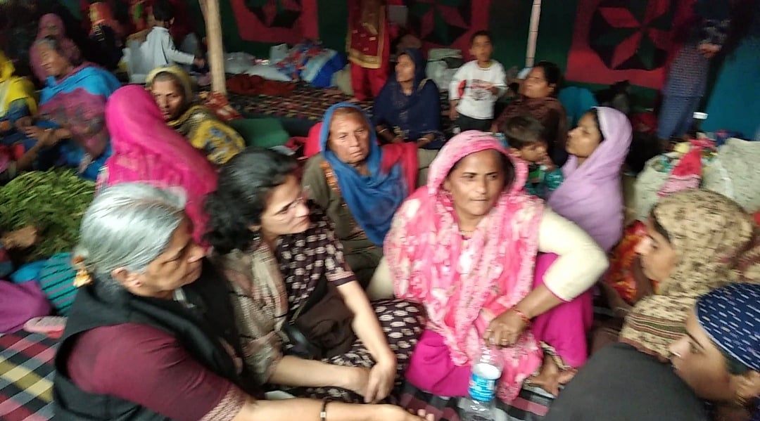 مصطفیٰ باد میں متاثرین مسلم خواتین سے فساد کے حالات پر بات کرتی ہوئی ہندو خواتین