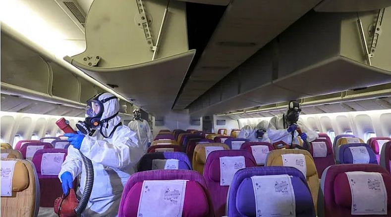 کورونا:  طیارہ میں پسنجر کے چھینکنے سے مچا ہنگامہ، خوفزدہ پائلٹ ایمرجنسی گیٹ سے کودا  