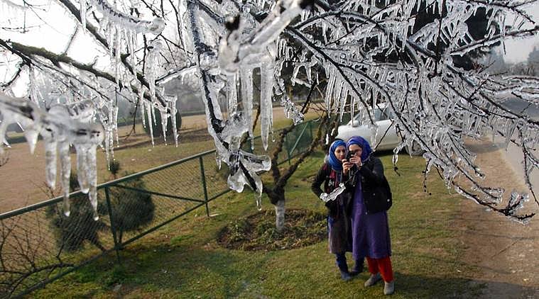 کشمیر: خوشگوار موسم کے بعد برف و باراں کے ساتھ برق و باد کی پیش گوئی