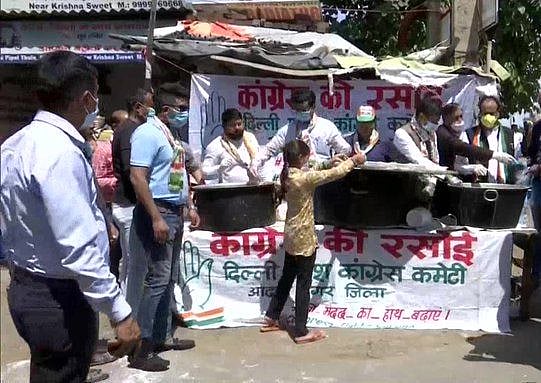 لاک ڈاؤن: دہلی میں بھوکوں کا پیٹ بھرنے آگے آئی ’کانگریس کی رسوئی‘